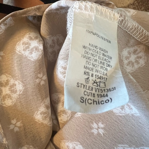 Vine and Love V-neck Top - Picture 4 of 4